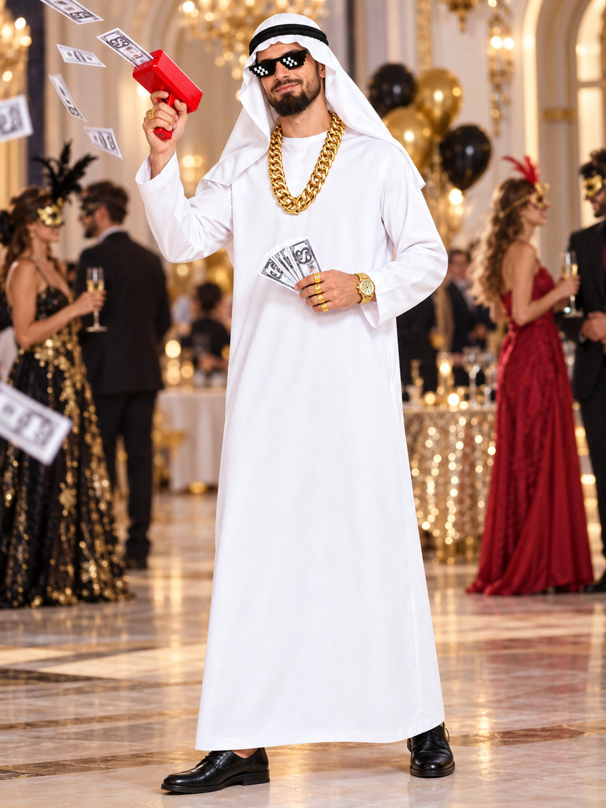 White long shirt with a straight silhouette down to the ankles