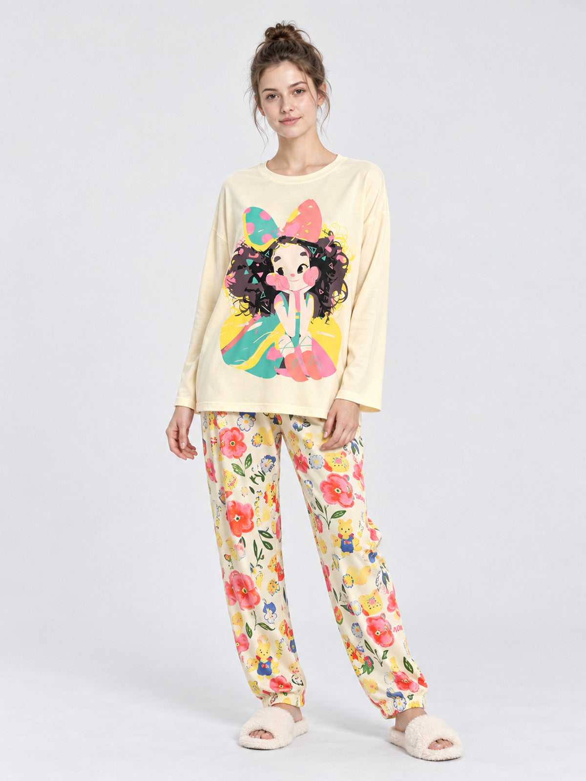 Light pajama set with long-sleeve top and long pants with prints