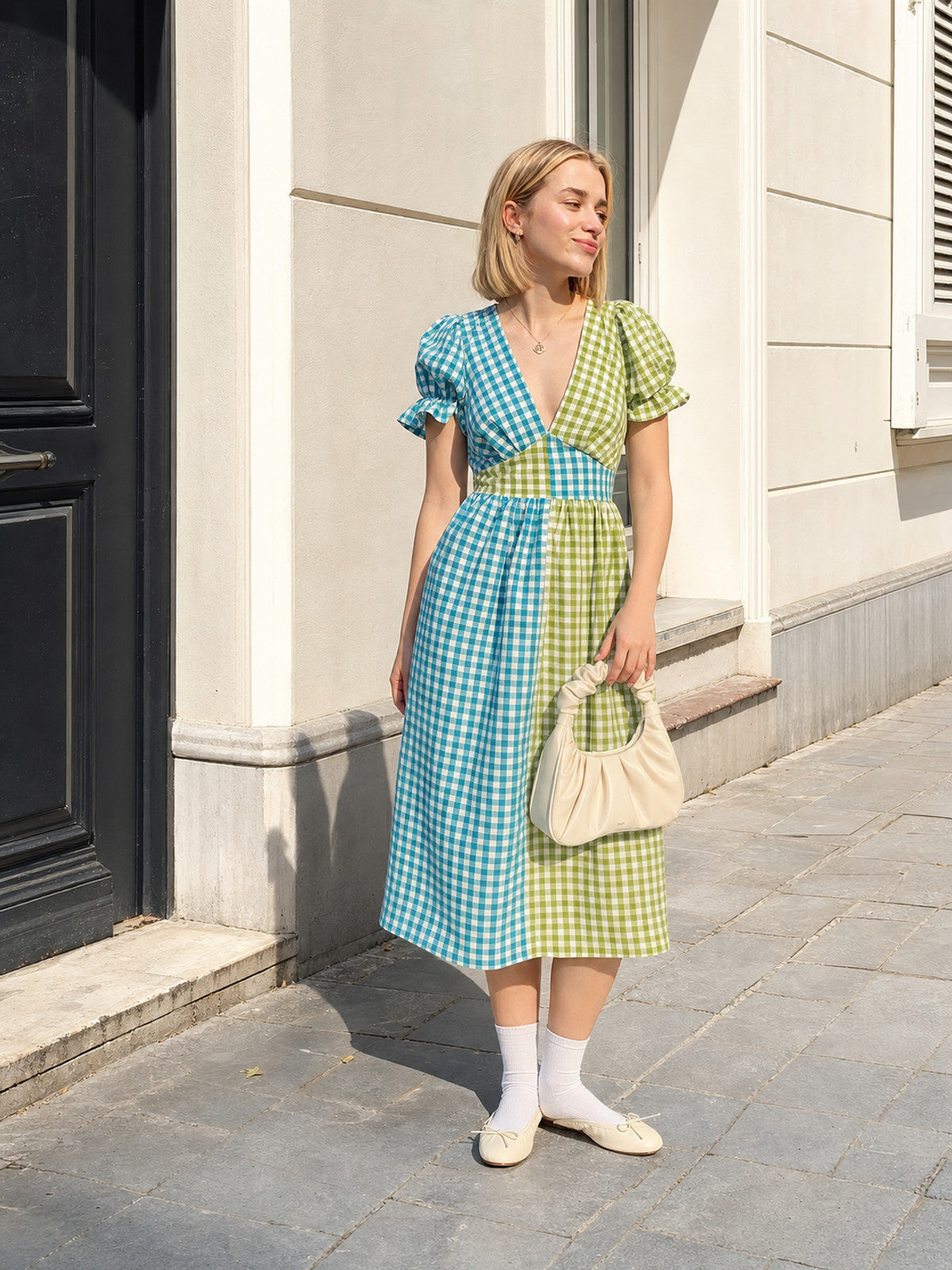 V-Neck Dress with Puff Sleeves and Plaid Pattern