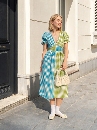 V-Neck Dress with Puff Sleeves and Plaid Pattern