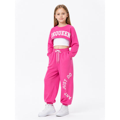Children's outfit with a cropped top and sweatpants Costumes detail