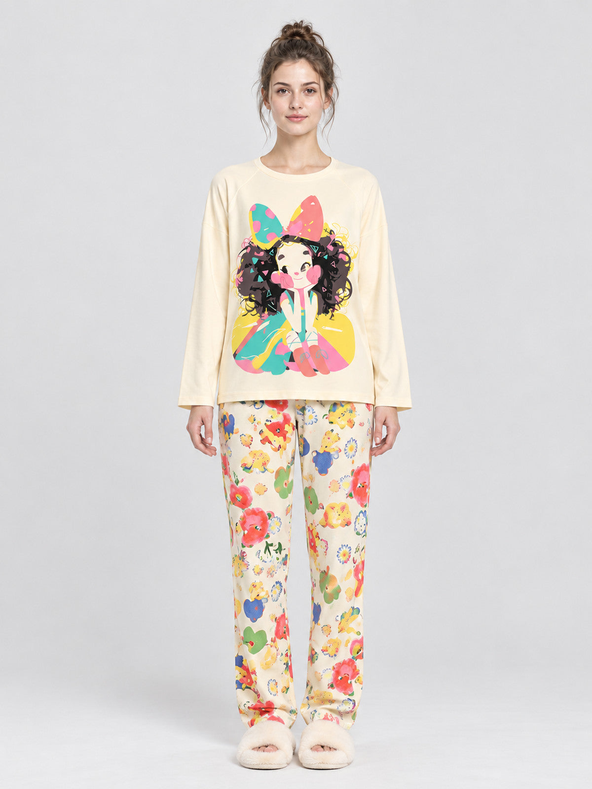 Light pajama set with long-sleeve top and long pants with prints
