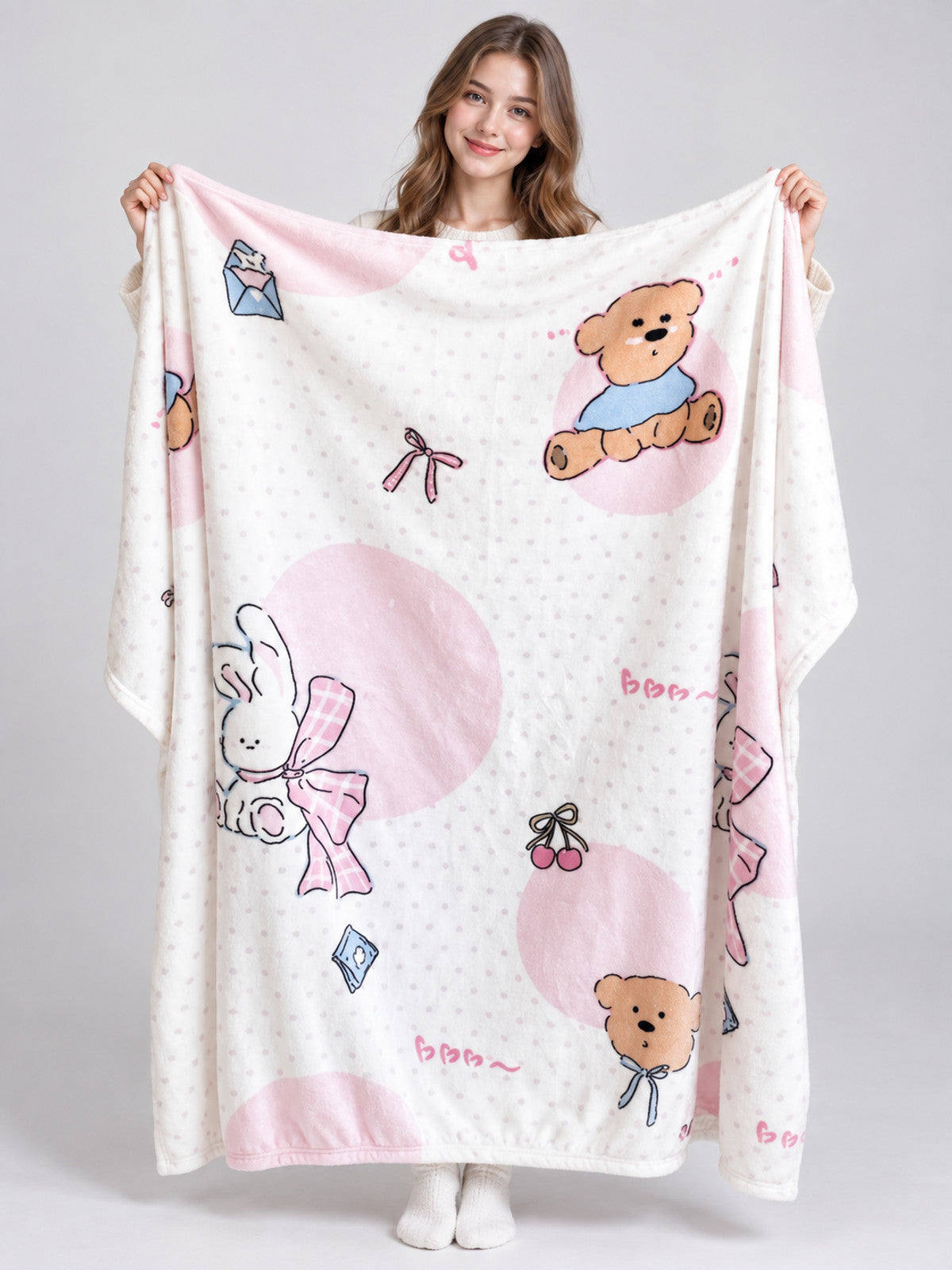 Reversible white blanket with bunny and bear print