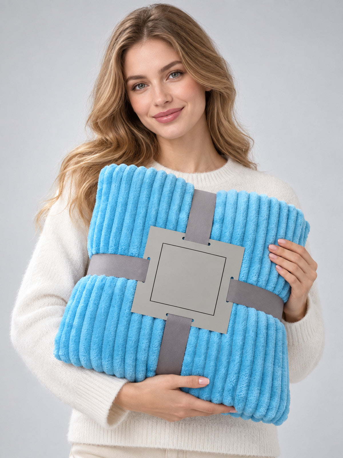 Blue throw blanket made of soft fluffy polyester flannel