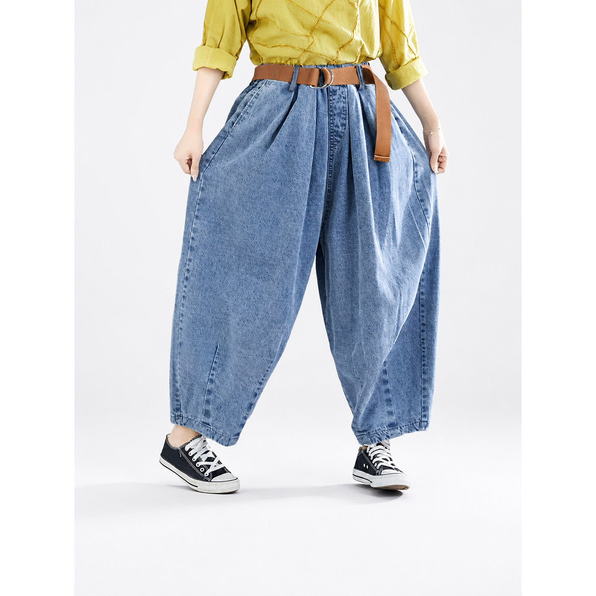 Wide-leg harem pants with a high rise and belt