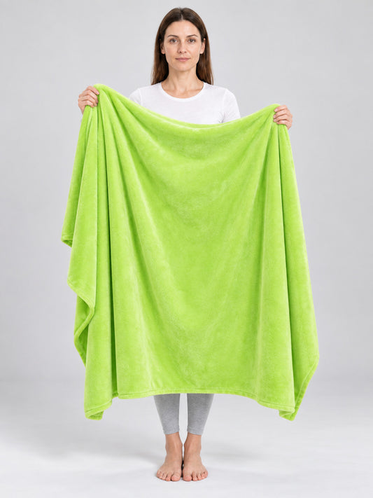 Green fleece blanket made of polyester, soft solid color