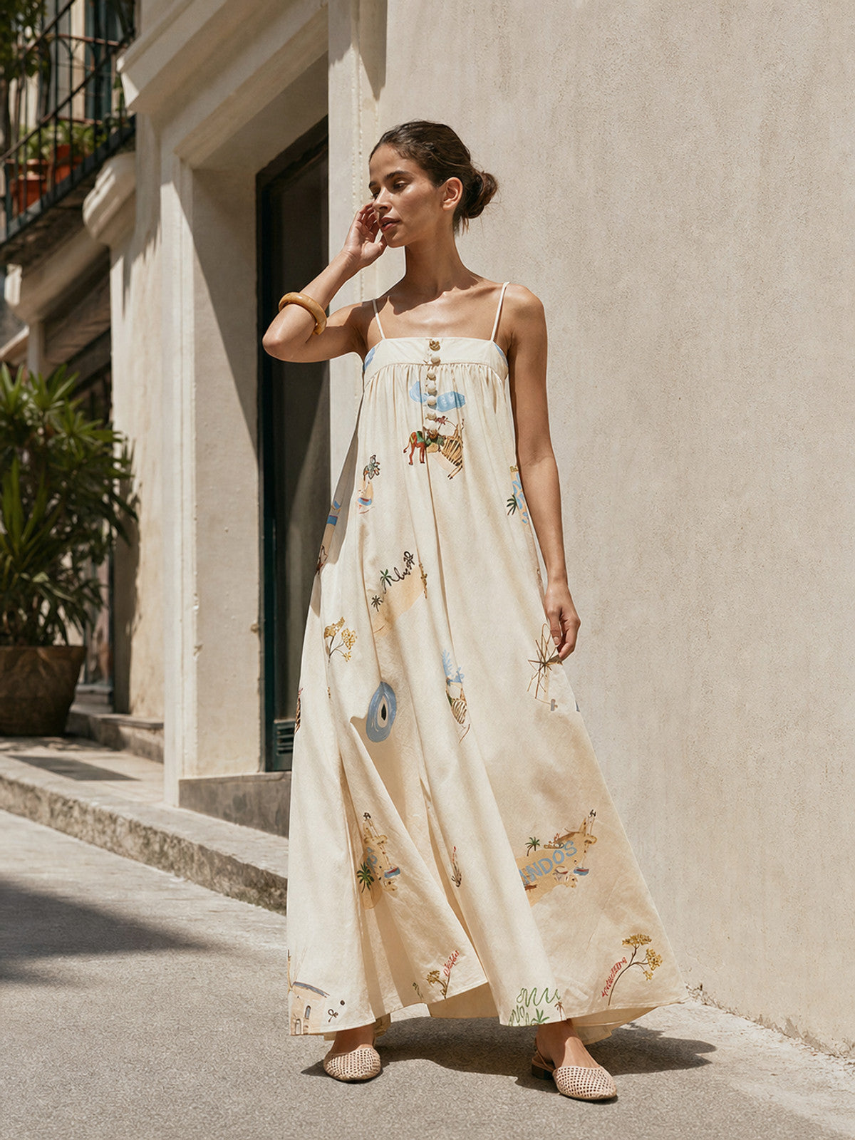 Long dress with thin straps, a print, and buttons