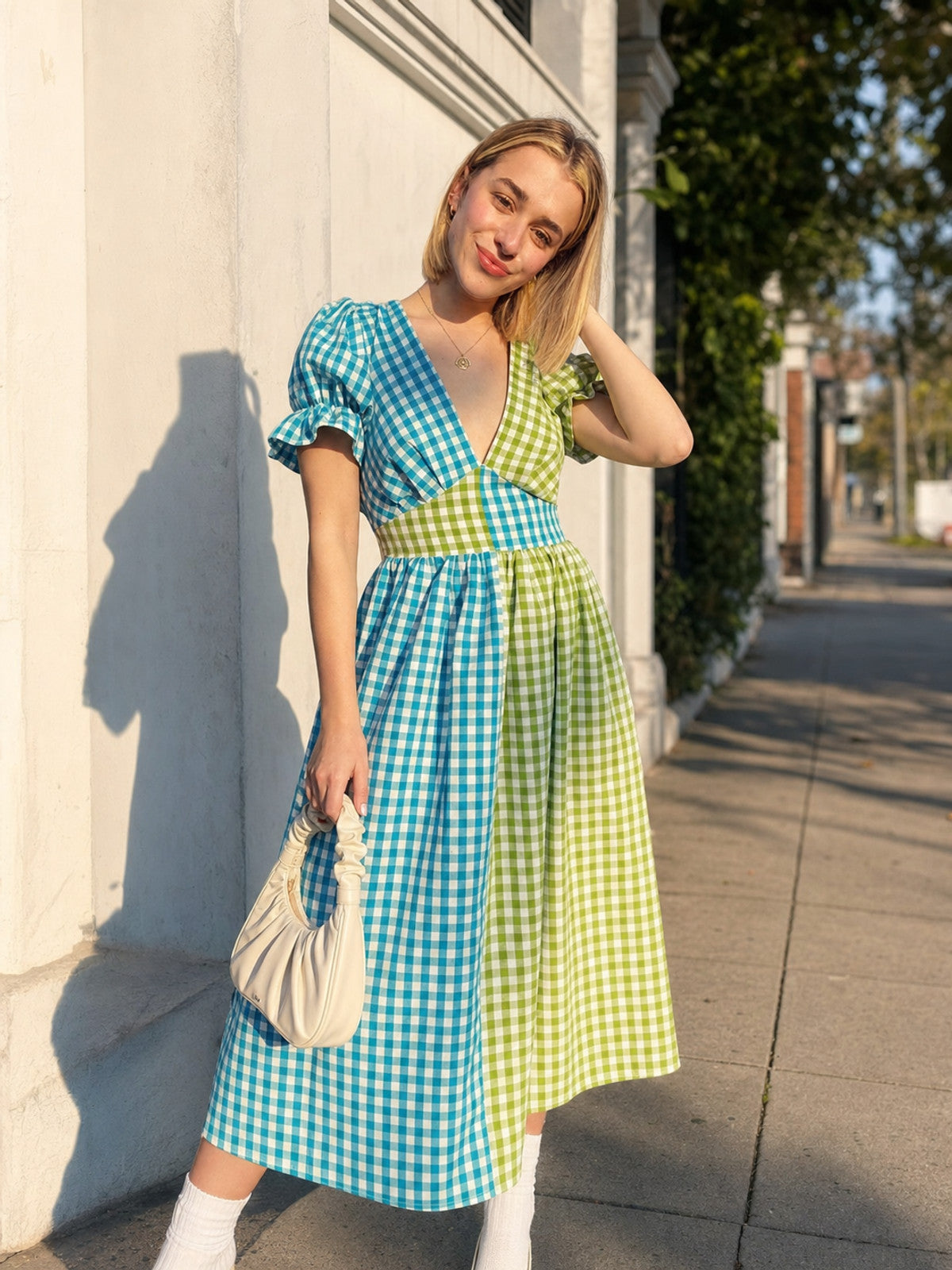 V-Neck Dress with Puff Sleeves and Plaid Pattern