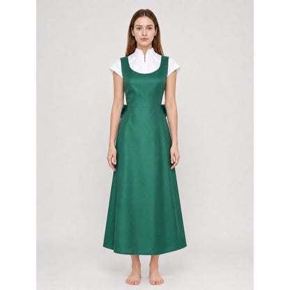 The green Kushina Uzumaki cosplay pinafore dress is designed in the recognizable style of the character from the anime Naruto: Shippuden. The design is a green pinafore dress with a square neckline, wide straps, and open pockets on the side