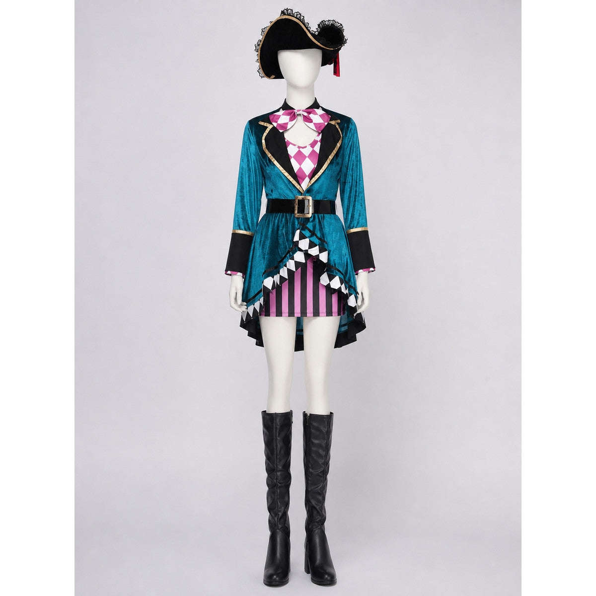 The set is designed in a pirate theme and combines clothing with distinctive character details. The main color accents are white, pink, turquoise, gold, and black. The upper part features a pink-and-white diamond pattern, while the black co