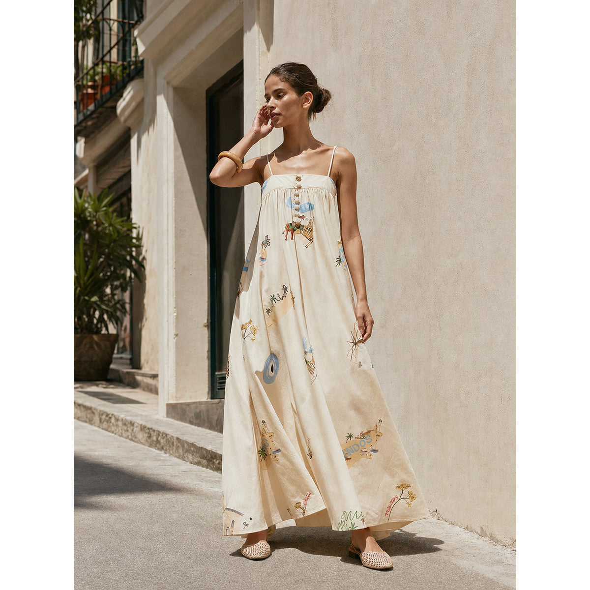 Long dress with thin straps, a print, and buttons