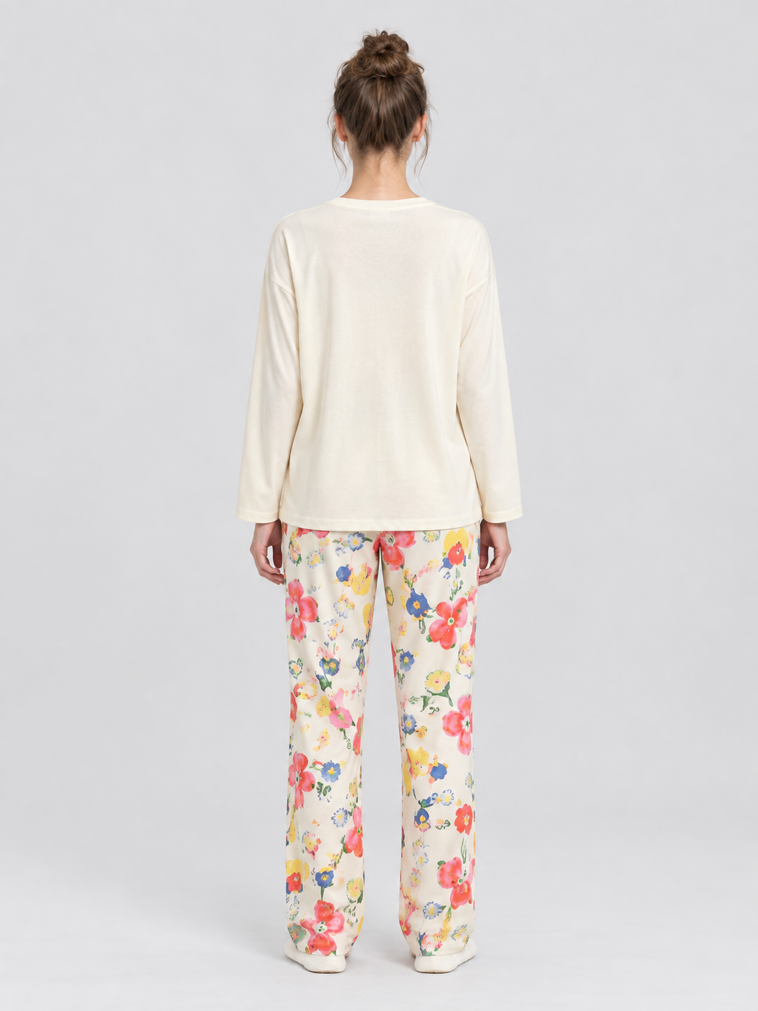 Light pajama set with long-sleeve top and long pants with prints