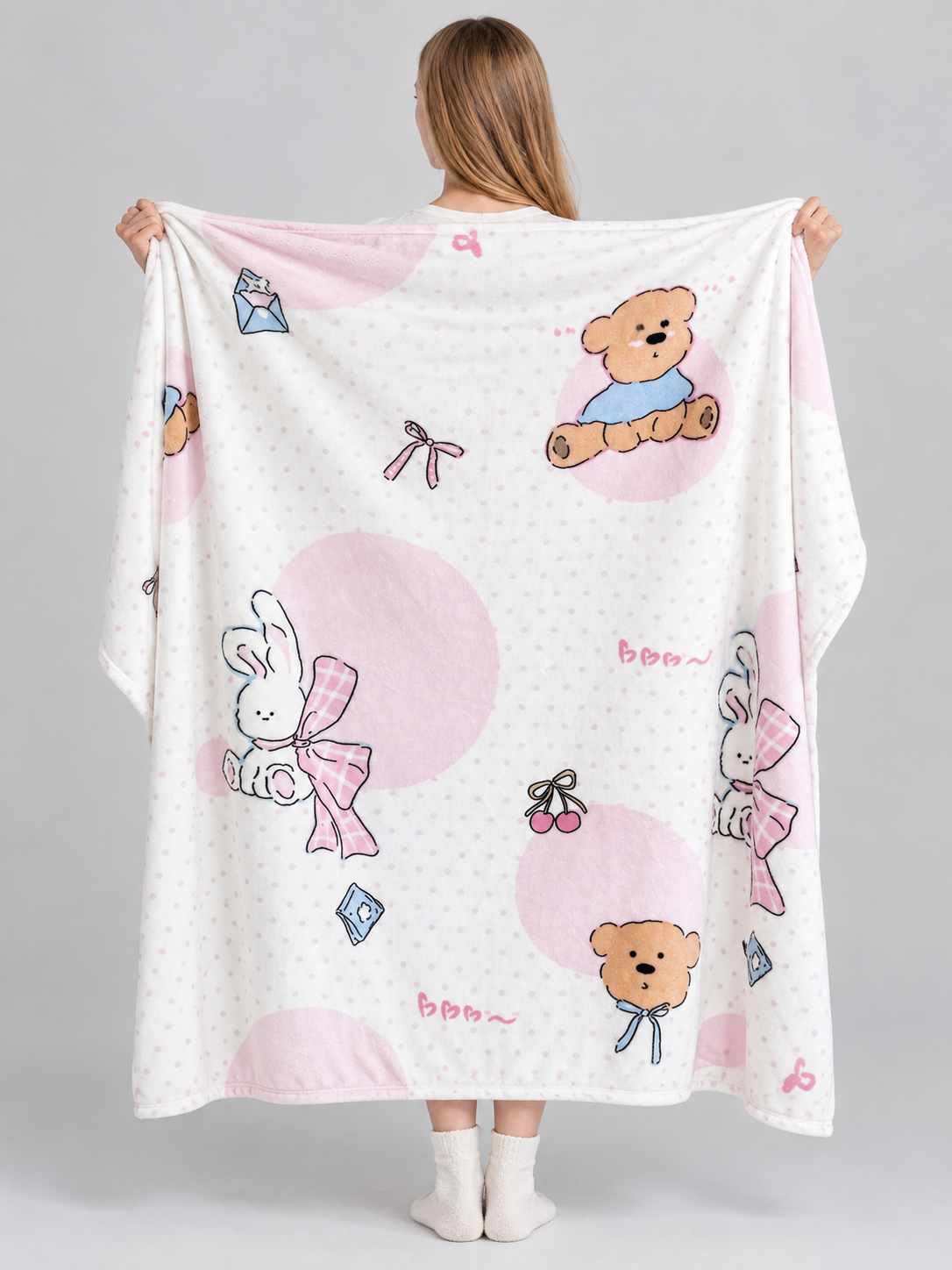 Reversible white blanket with bunny and bear print