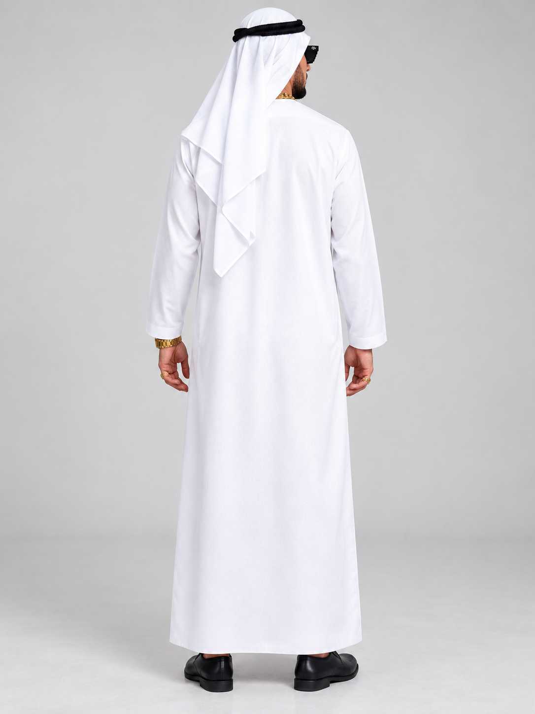 White long shirt with a straight silhouette down to the ankles