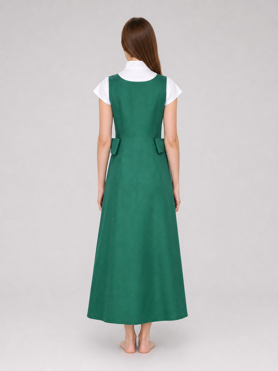 The green Kushina Uzumaki cosplay pinafore dress is designed in the recognizable style of the character from the anime Naruto: Shippuden. The design is a green pinafore dress with a square neckline, wide straps, and open pockets on the side