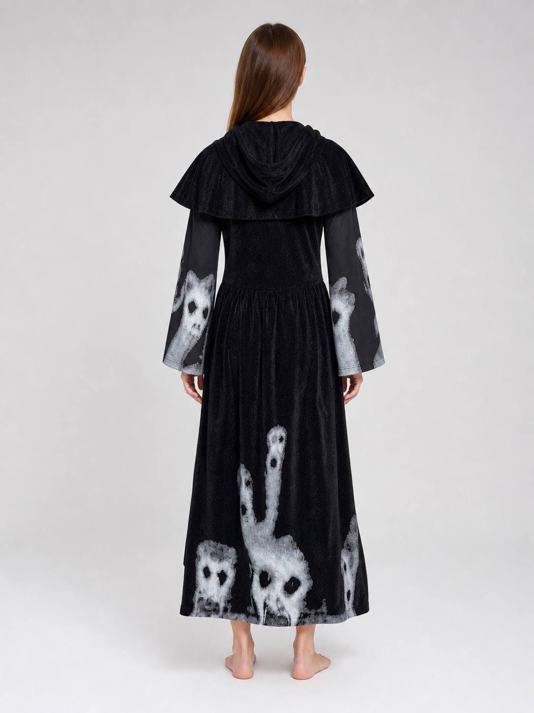 The black witch costume is designed as a long dress with a short shoulder cape. The design features a Halloween theme and is suitable for stage performances, festive events, and themed costumes. The front is decorated with crisscross lacing