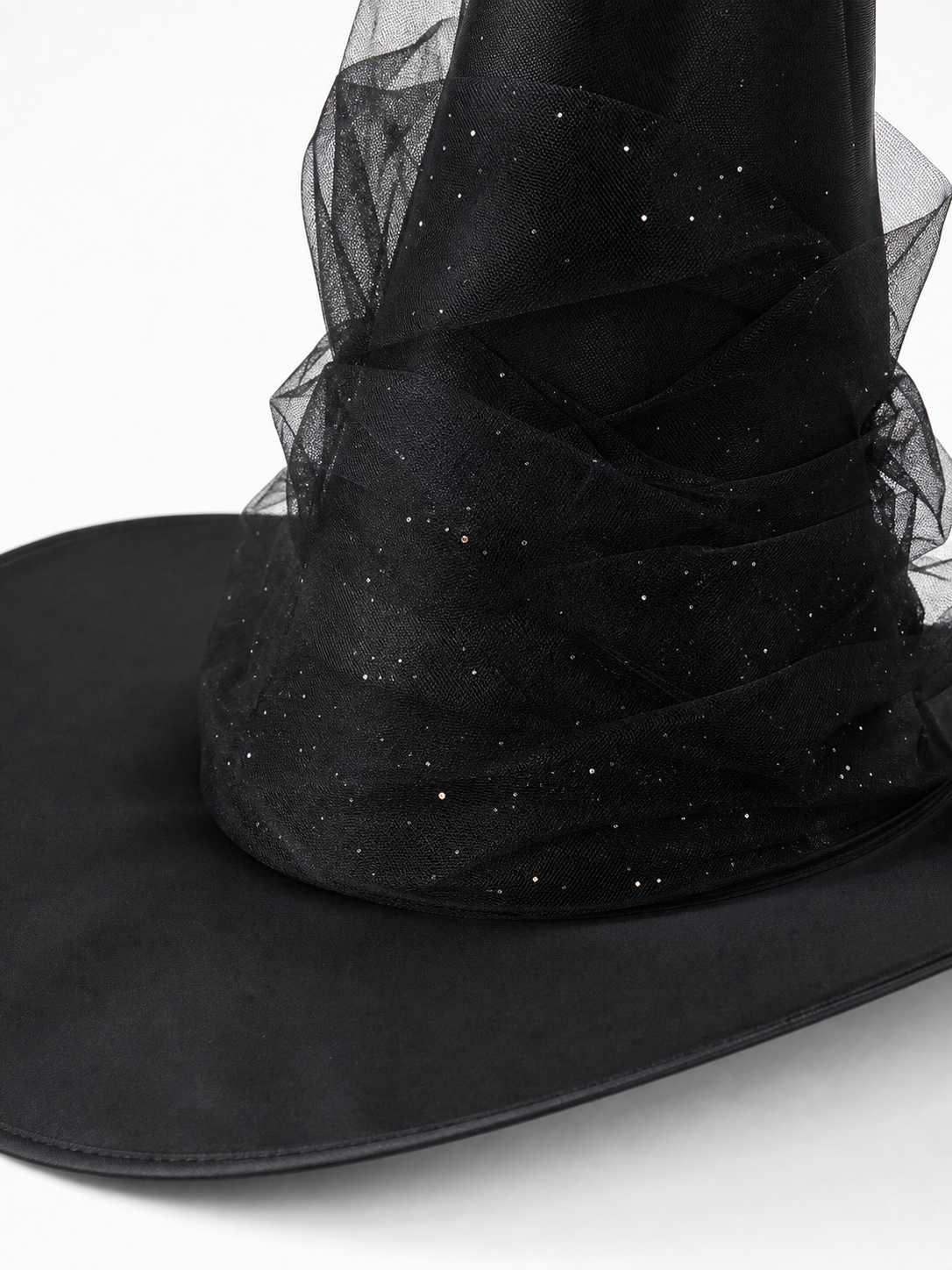 Witch carnival hat with mesh decoration