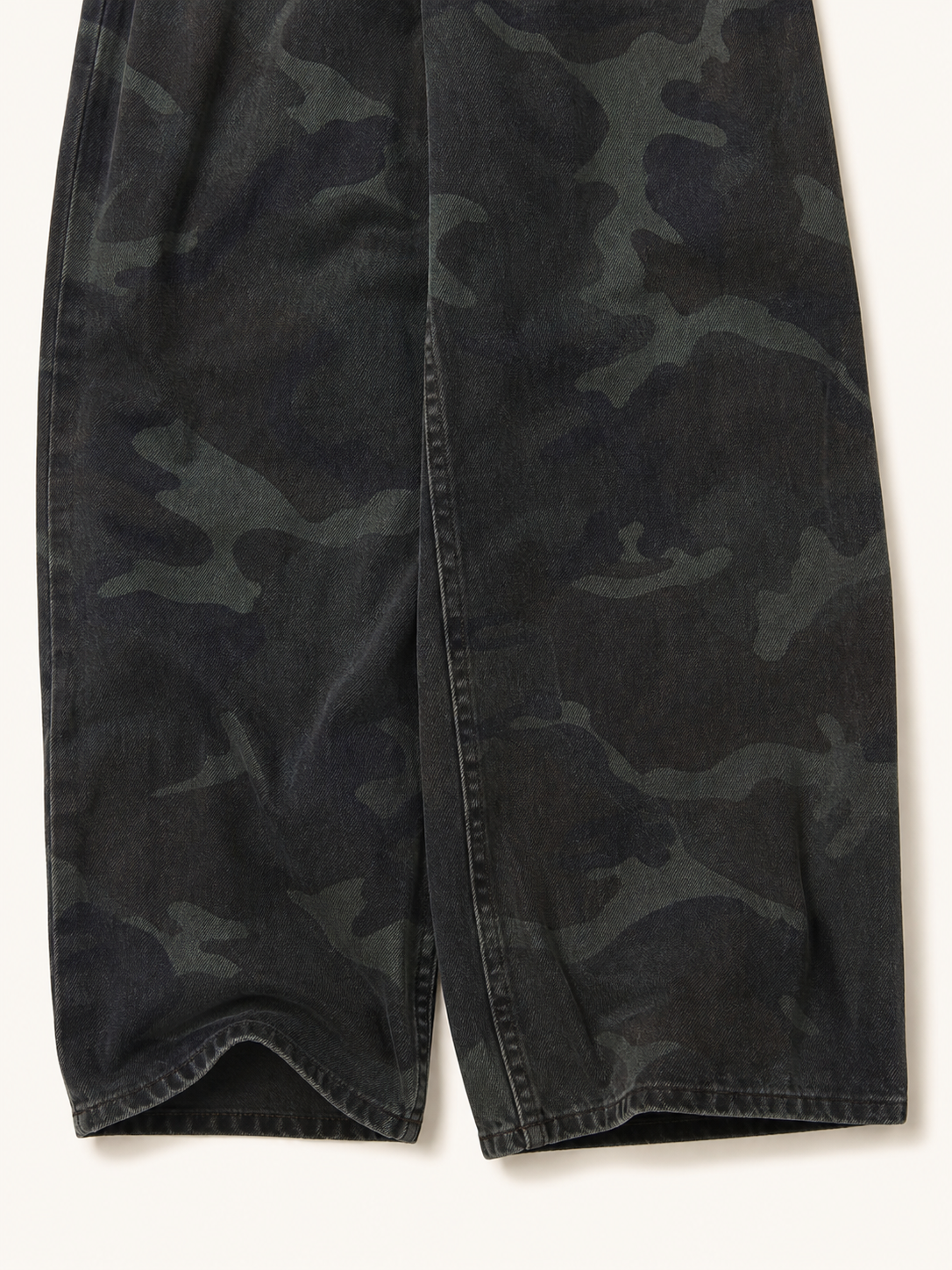 Wide-Leg Cropped Jeans with Camouflage Print