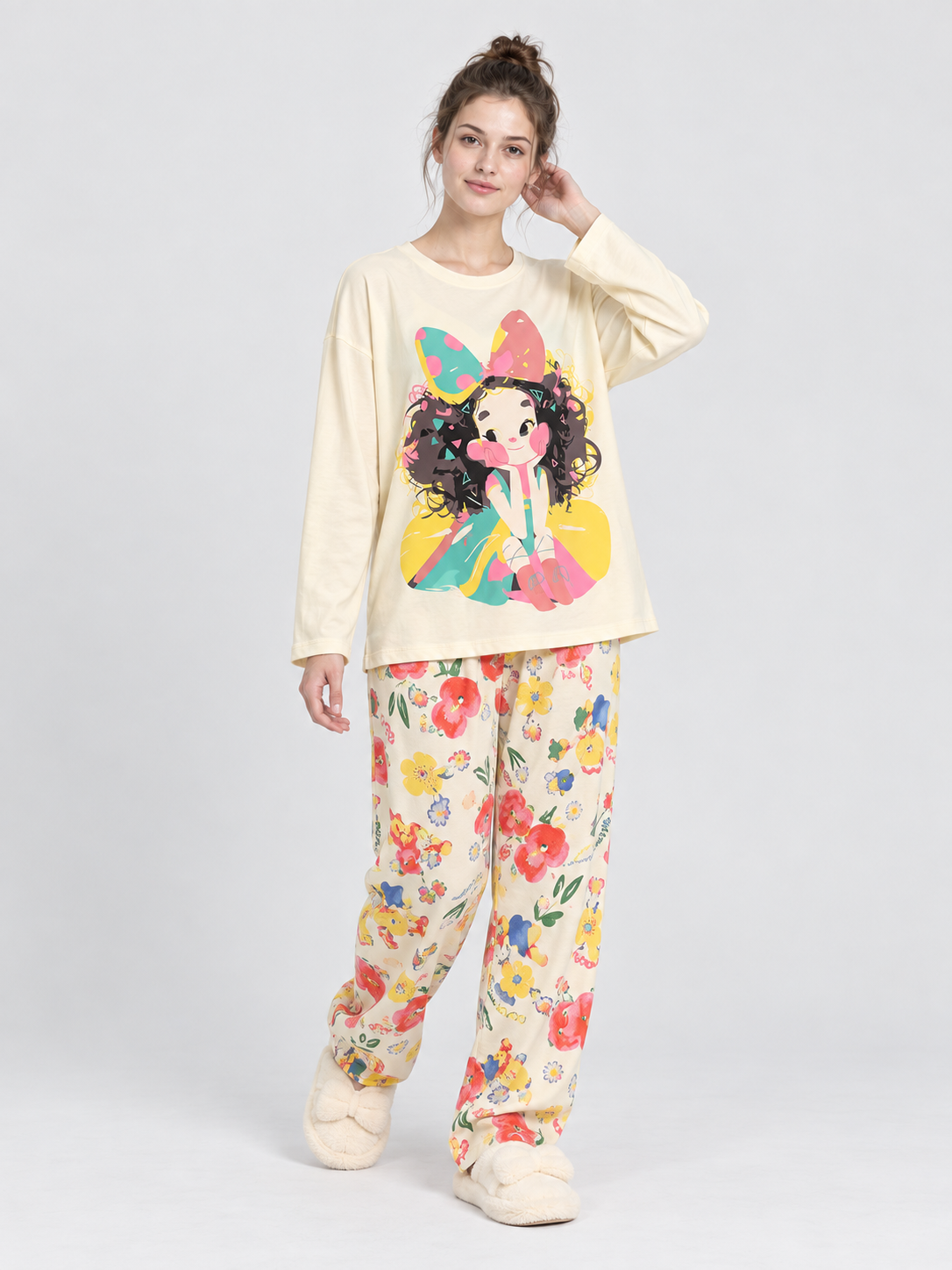 Light pajama set with long-sleeve top and long pants with prints