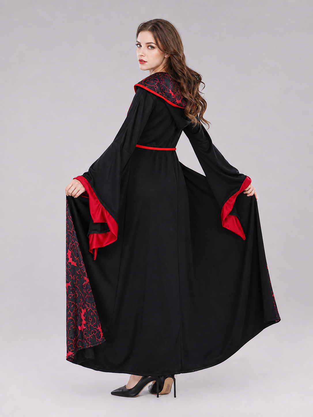 Vampire Costume: Floor-Length Dress with Necklace