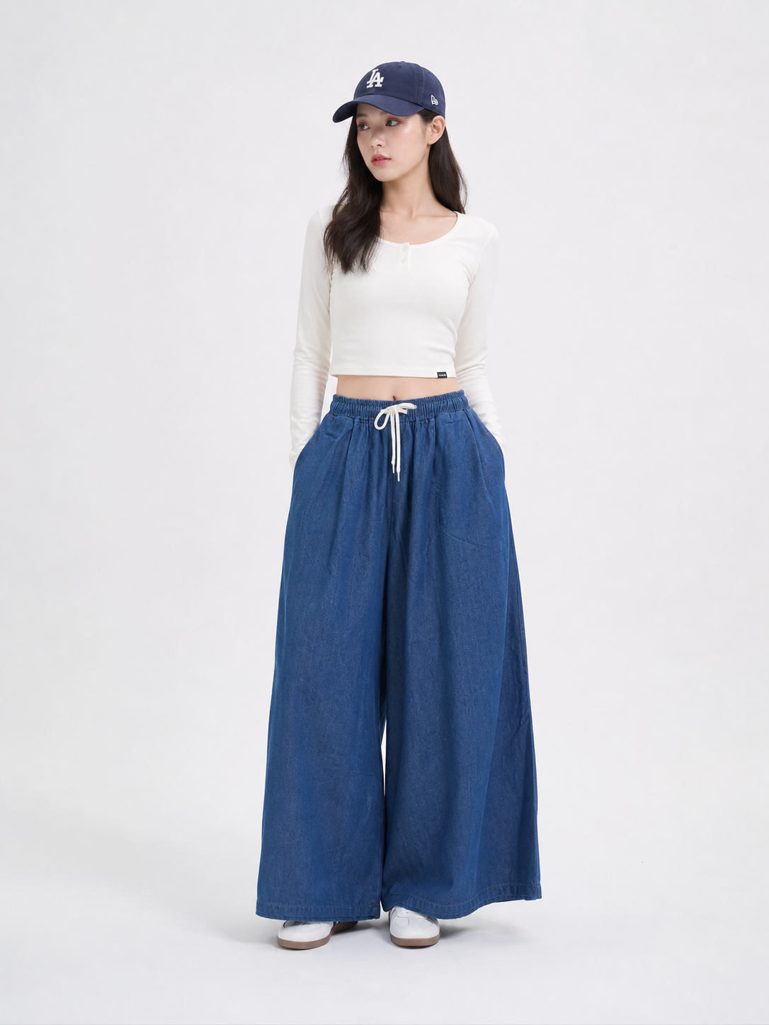 Loose-fit denim pants with an elastic waistband