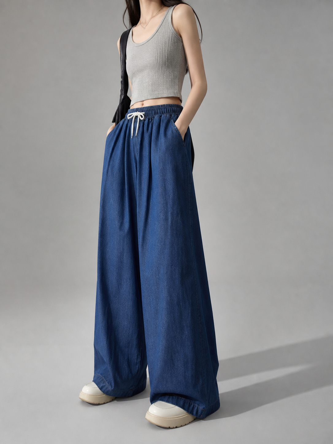 Loose-fit denim pants with an elastic waistband