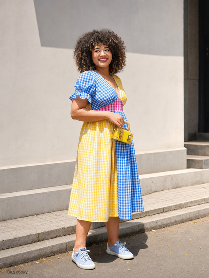Midi dress with short sleeves and ruffles at the cuffs