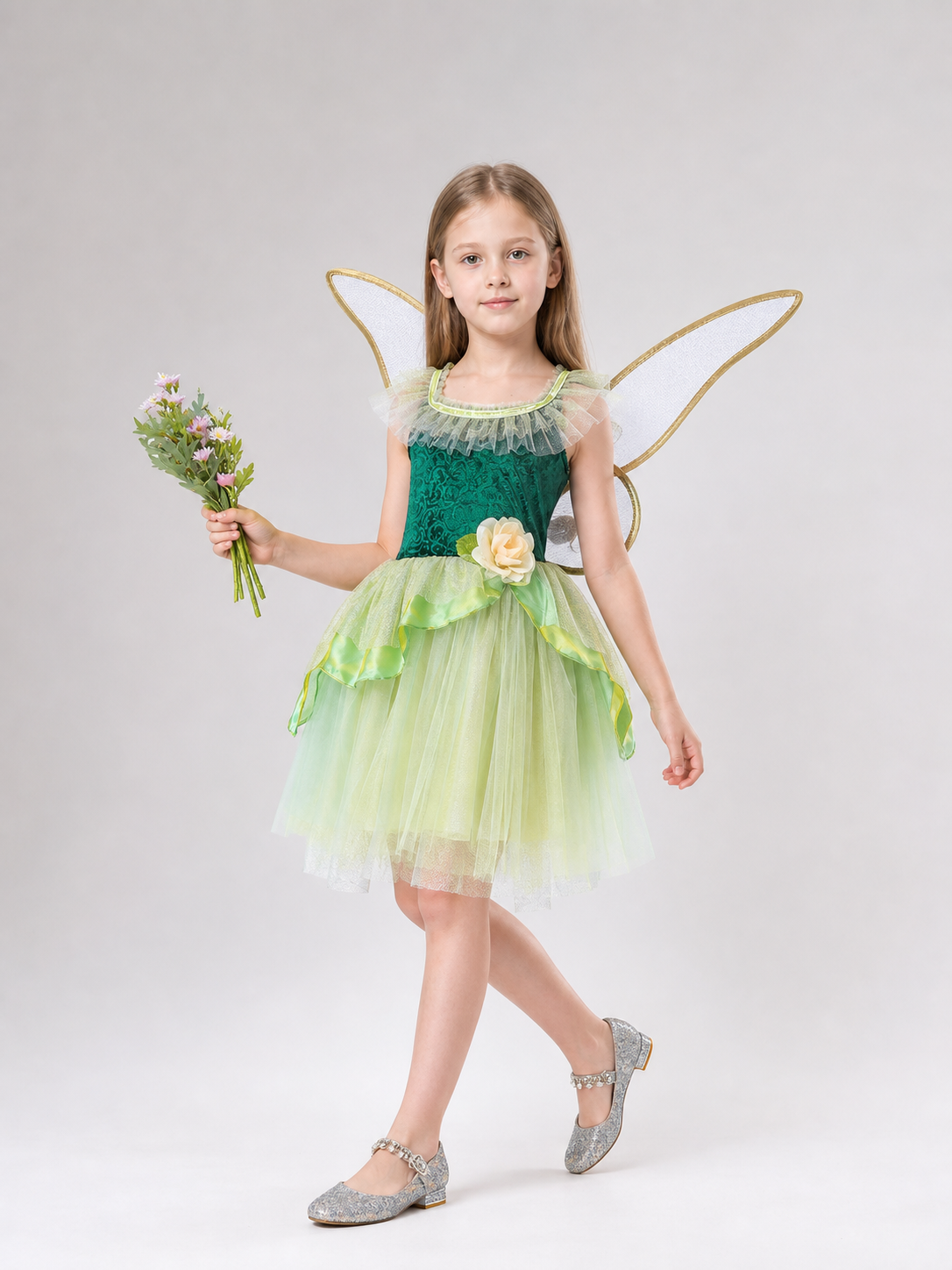 This children's dress is designed as a forest fairy costume and is suitable for performances and the June 1 holiday. The style features a green top with a jacquard pattern, a neat neckline with a ruffle, and a fit that emphasizes the waist.