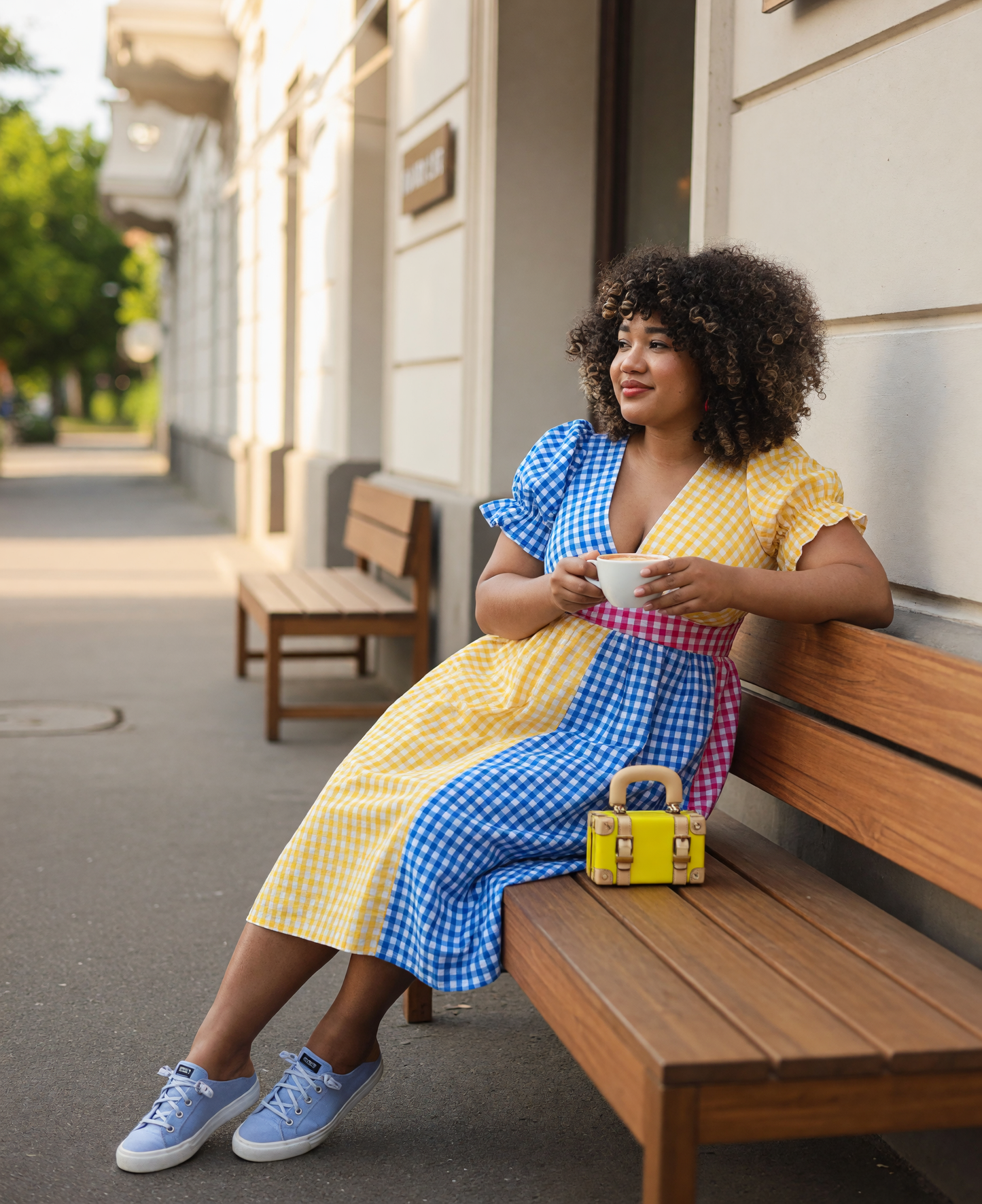 Midi dress with short sleeves and ruffles at the cuffs