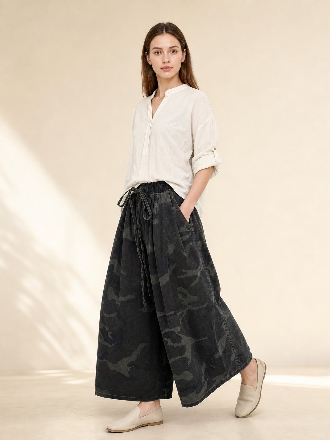 Wide-Leg Cropped Jeans with Camouflage Print