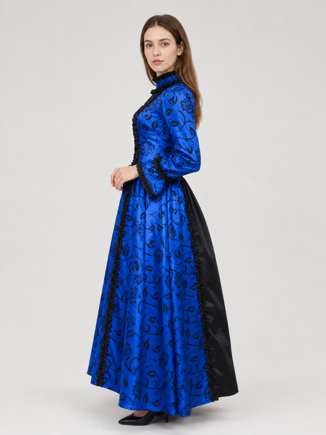 Long vintage-style dress with a floral pattern