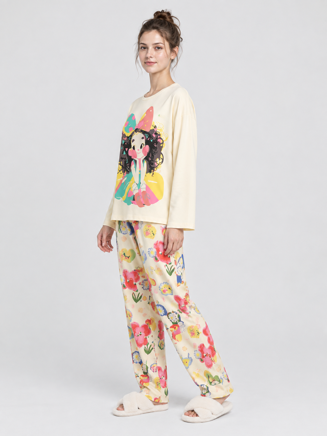 Light pajama set with long-sleeve top and long pants with prints