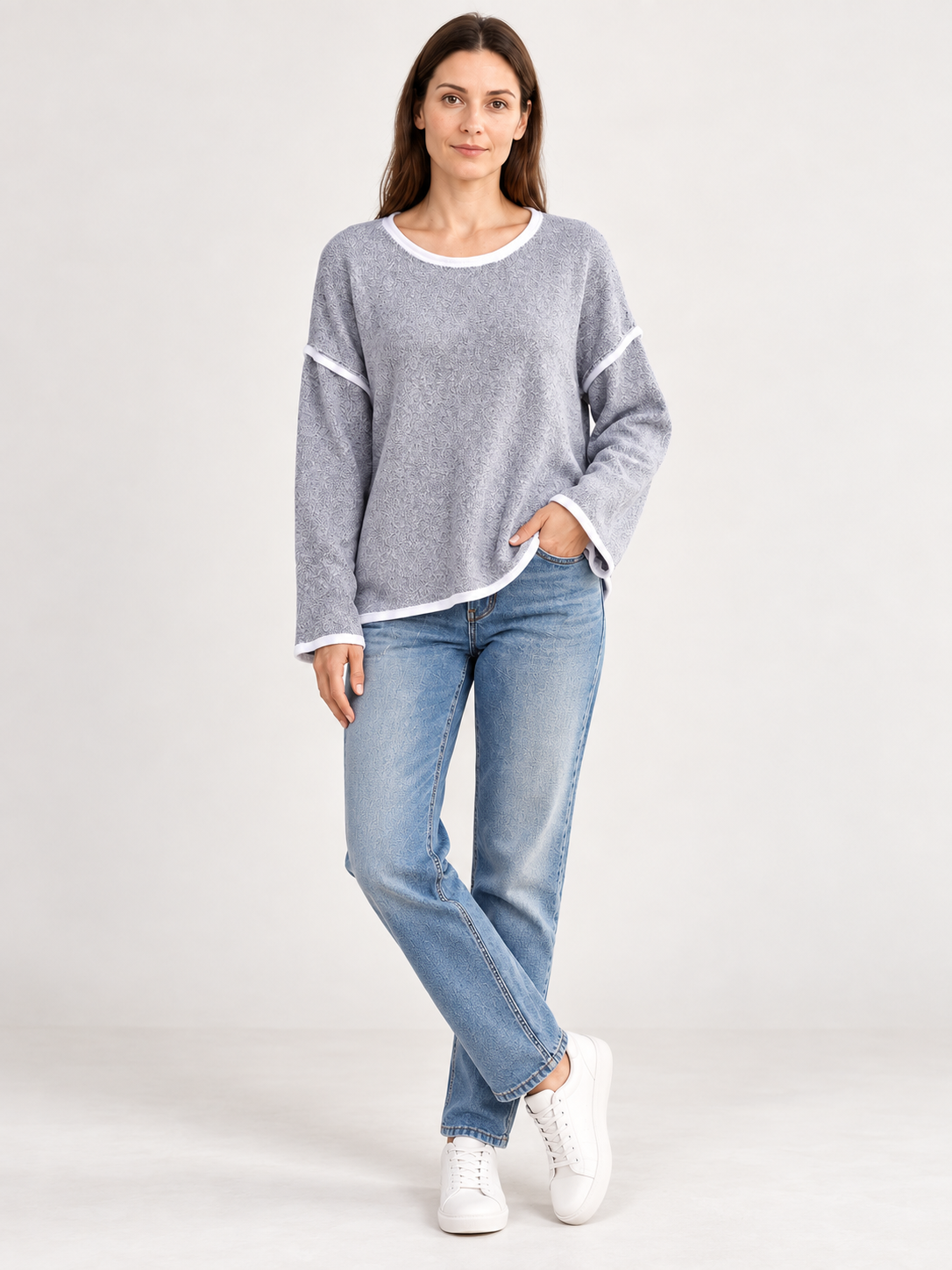 Gray loose sweater with a round neck and fringe