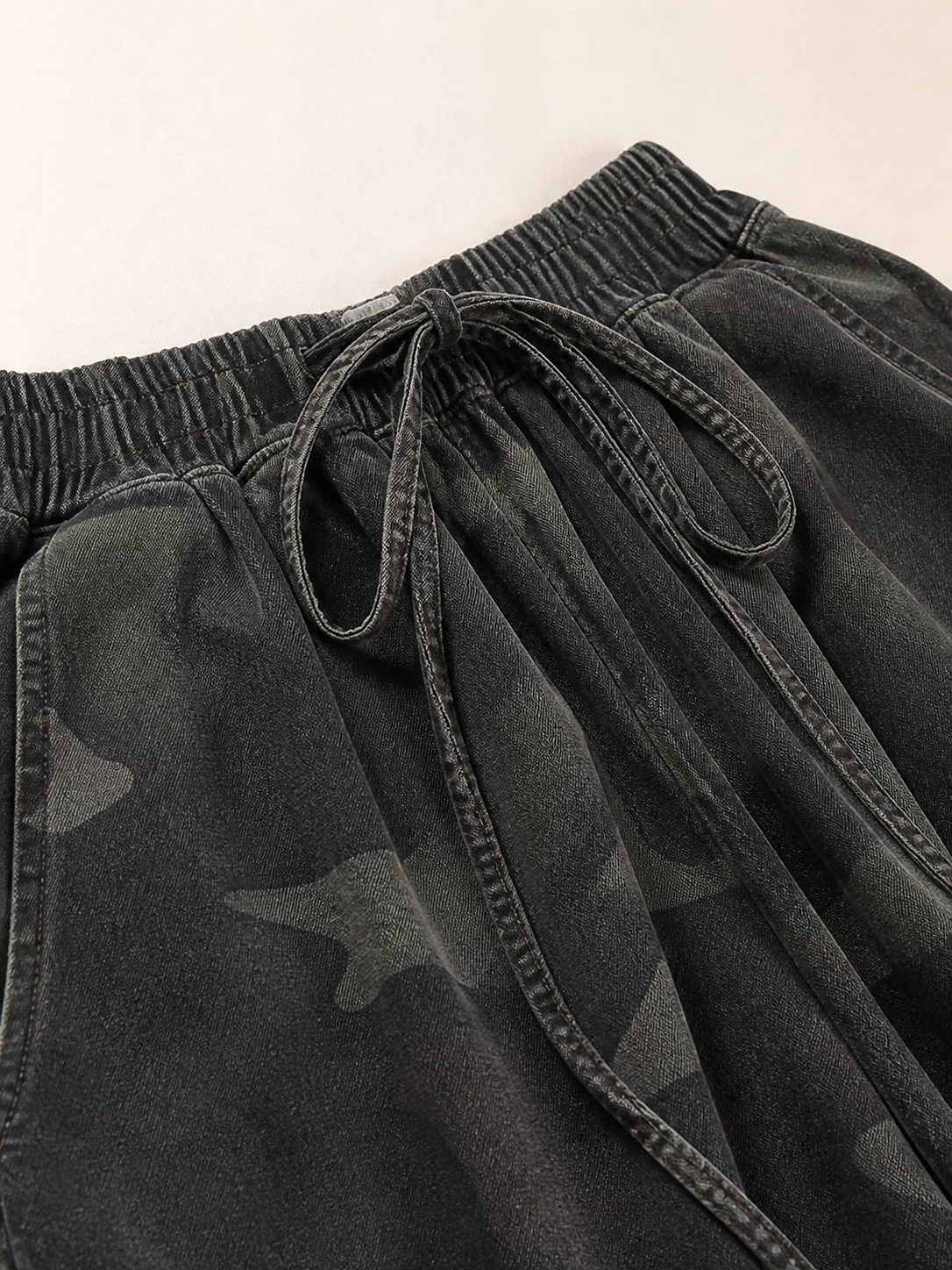 Wide-Leg Cropped Jeans with Camouflage Print