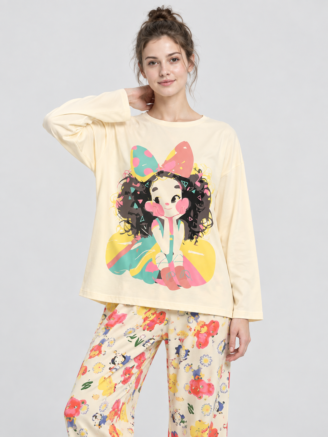 Light pajama set with long-sleeve top and long pants with prints