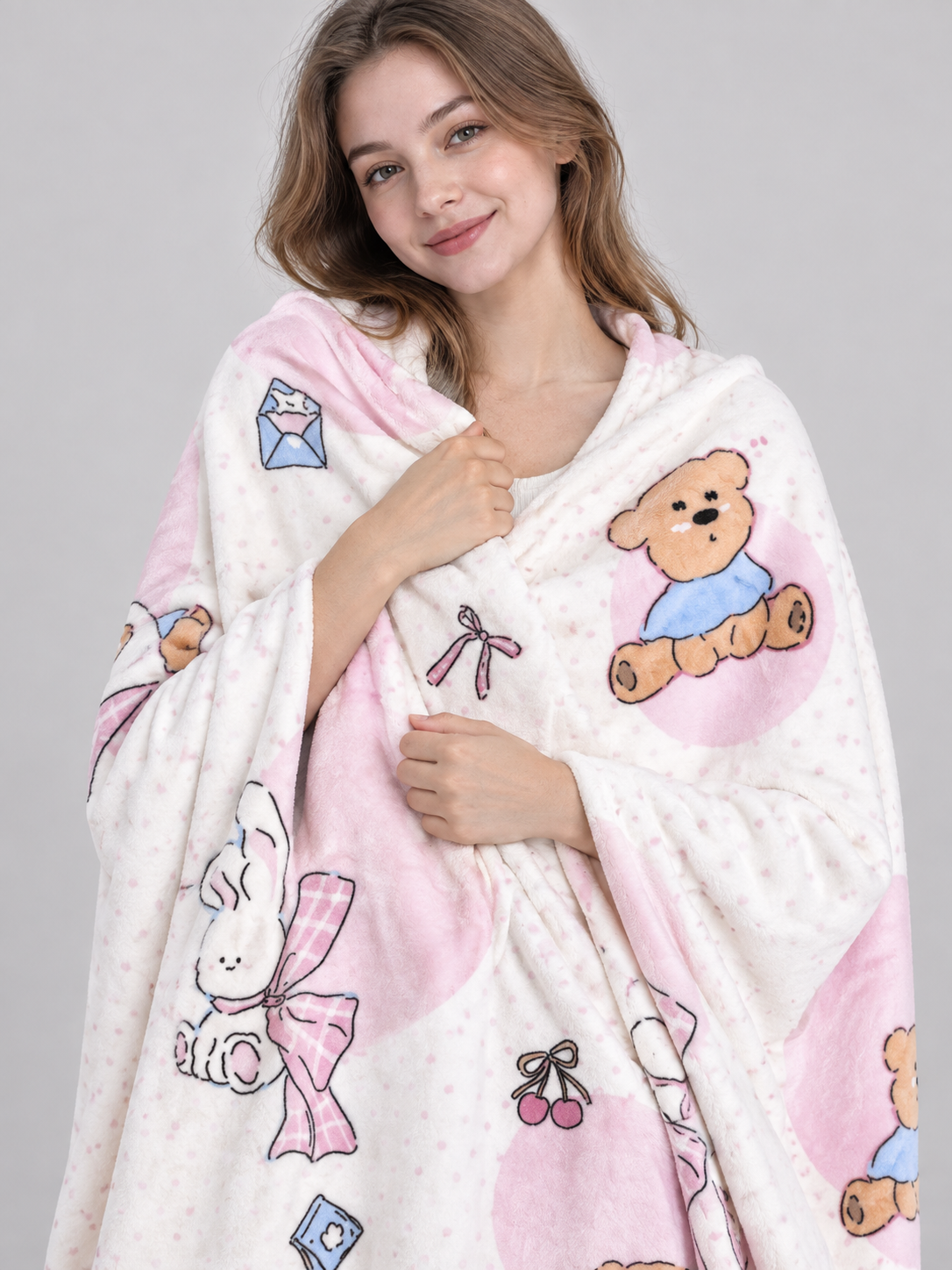 Reversible white blanket with bunny and bear print