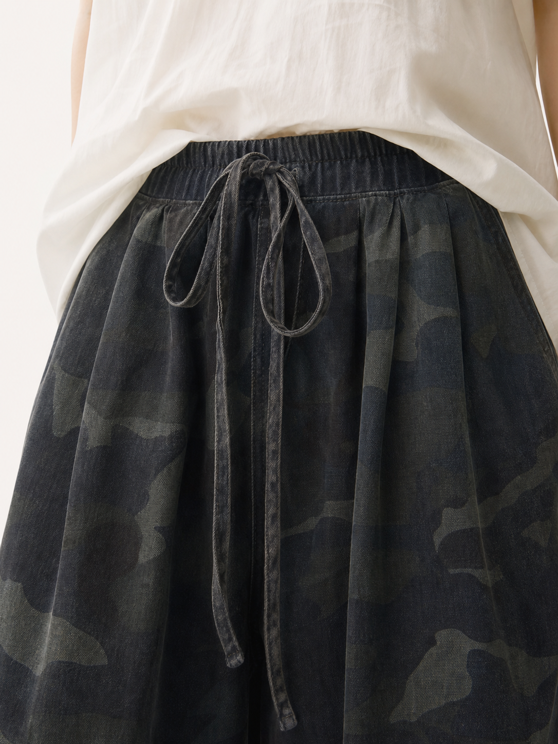 Wide-Leg Cropped Jeans with Camouflage Print