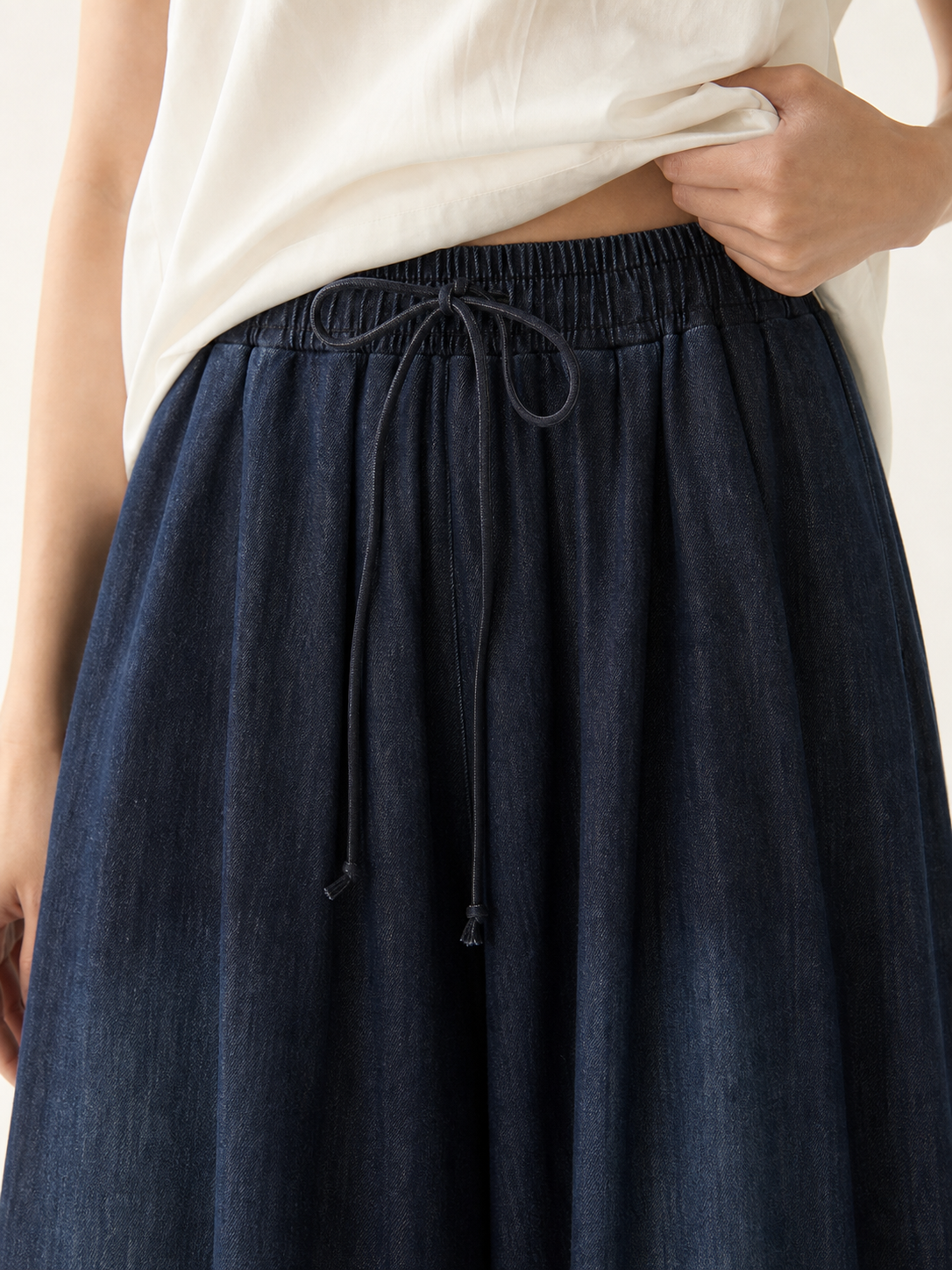 Women's high-waisted palazzo jeans with a drawstring
