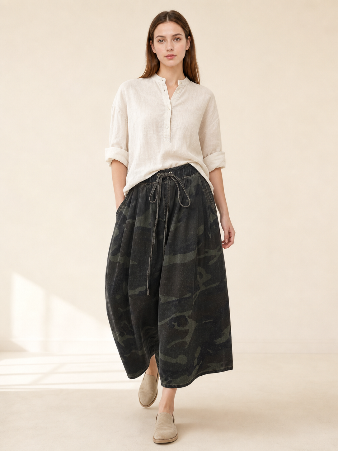 Wide-Leg Cropped Jeans with Camouflage Print