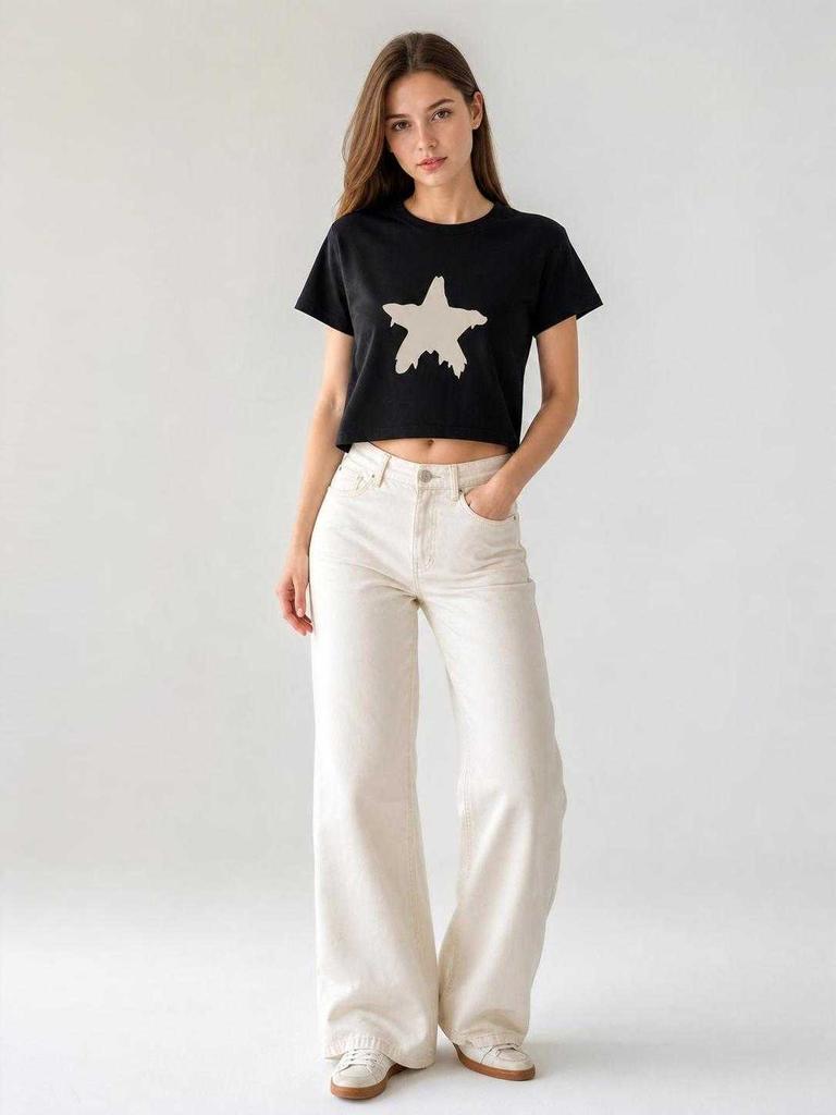 Black T-shirt with star print for an outfit